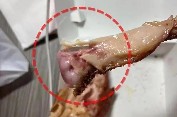 塔斯汀汉堡吃出生肉：“很恶心，